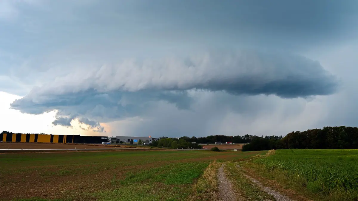 Gewitterzelle in Bayern: 20.08.2026, Bayern, Odelzhausen: Eine Gewitterzelle zieht am Nachmittag über den Landkreis Dachau. Dunkle Wolken und eine markante Gewitterfront bestimmen den Himmel über der Region. Das Unwetter bringt örtlich Starkregen und kräftige bis stürmische Böen. Foto: Simon Zeiher/onw-images/dpa +++ dpa-Bildfunk +++