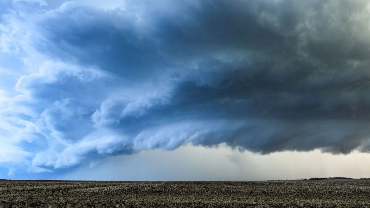 Superzelle über Mittelhessen: 19.08.2026, Hessen, Lich: Eine Gewitterwolke (Superzelle) zieht über Lich im mittelhessischen Landkreis Gießen. Foto: Alexander Wolf/onw-images/dpa +++ dpa-Bildfunk +++