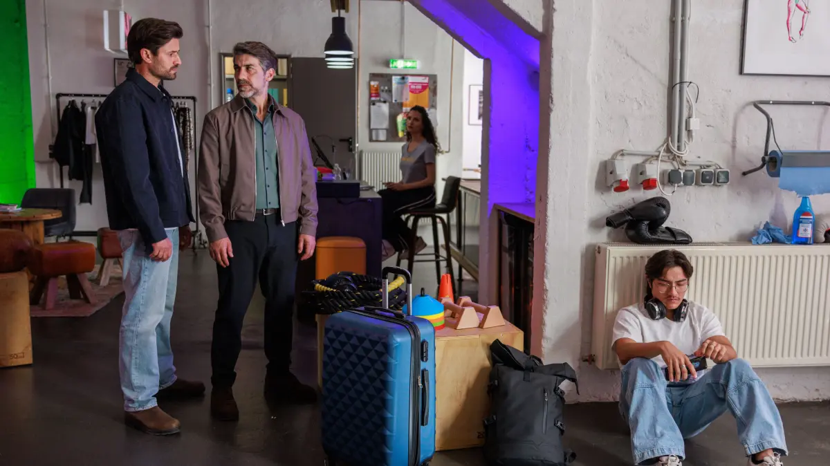 Taros (Cecil Schuster, r.) Ablehnung bringt Ferhat (Harun Yildirim, 2.v.l.) auf eine Idee. Links Paco (Milos Vukovic), hinten Naomi (Nadine Menz)