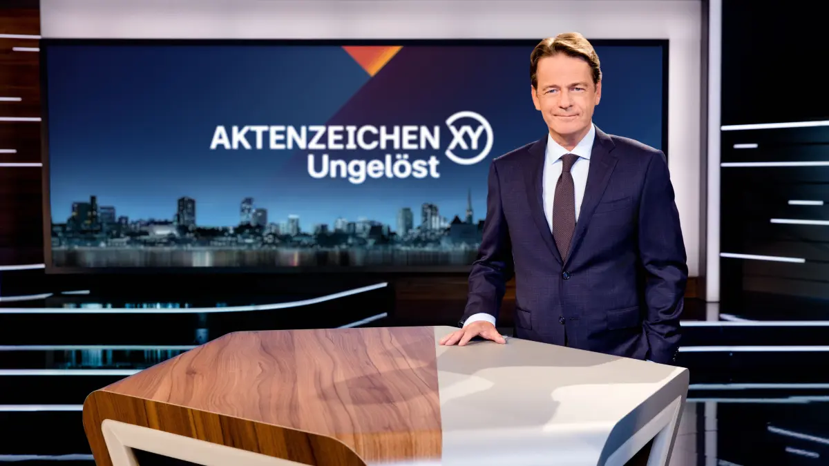 In der Sendung „Aktenzeichen XY... Ungelöst“ stellt Rudi Cerne unbeklärte Kriminalfälle vor.