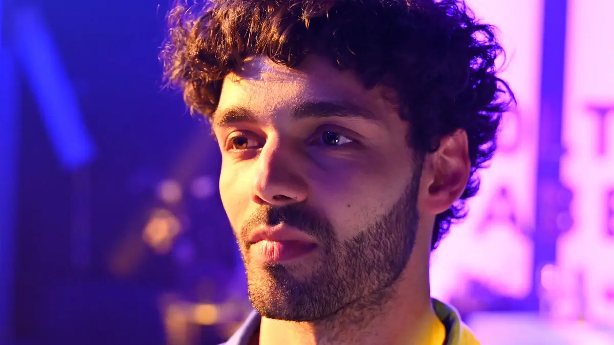 Nick Lippmann (Raphael Kalkowski) entzieht sich aufgewühlt, als sein Magic Moment gestört wird.