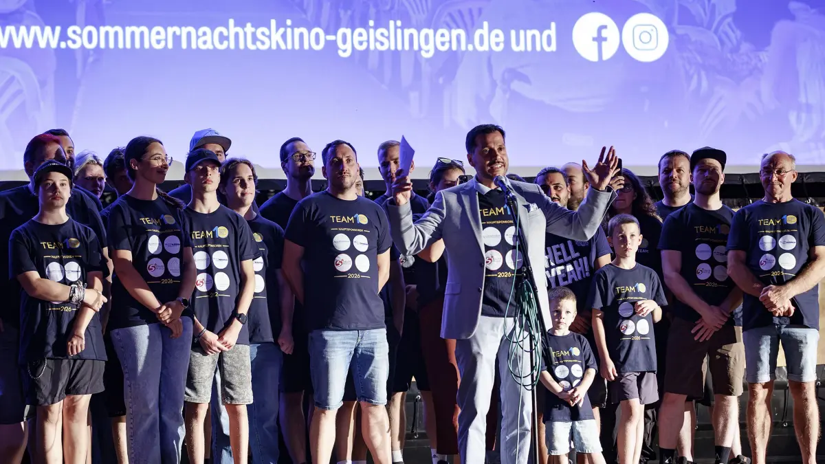 Der Geislinger Oberbürgermeister Ignazio Ceffalia spricht zur Eröffnung des diesjährigen Sommernachtskinos. Um ihn herum versammelt das gesamte Team des Open-Air-Kinos. Open-Air-Kino am 5-Täler-Bad vom 19. August bis 29. August 2026. Das Sommernachtskino Geislingen feiert 2026 sein 10. Jubiläum und verwandelt das Gelände beim 5-Täler-Bad an insgesamt acht Filmtagen, jeweils von Mittwoch bis Samstag, wieder in ein großes Open-Air-Kino. Eröffnungsvorstellung am Mittwochabend, den 19. August 2026 um 21:30 Uhr mit dem Film „MICHAEL“ ein biografisches Musikdrama über Michael Jackson dem „The King of Pop“Bei perfekten Open-Air-Kino-Wetter war die gut besuchte Vorstellung fast ausverkauft.