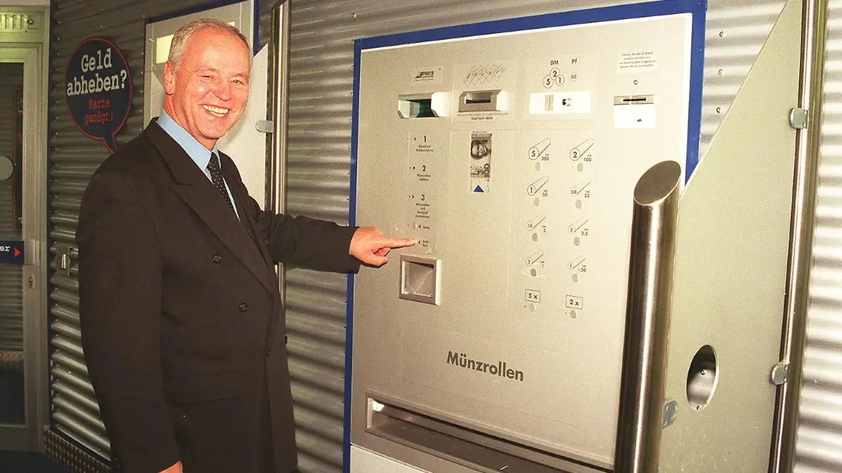 Volksbank Filiale in der Pfisterstrasse wiedereroeffnet: Roland Renn zeigt wie es geht. In de Volksbank-Filiale in der Pfisterstrasse kann kuenftig sogar Geld am Automaten gewechselt werden. Foto Heisele
