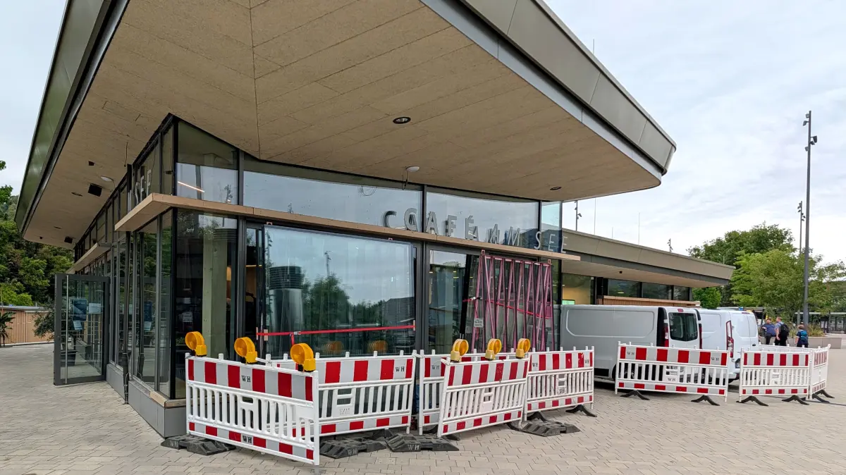 Die Fenster des Cafés am See beim Tübinger Busbahnhof am Europaplatz waren aus dem falschen Glas gefertigt. Jetzt müssen sie ausgetauscht werden.