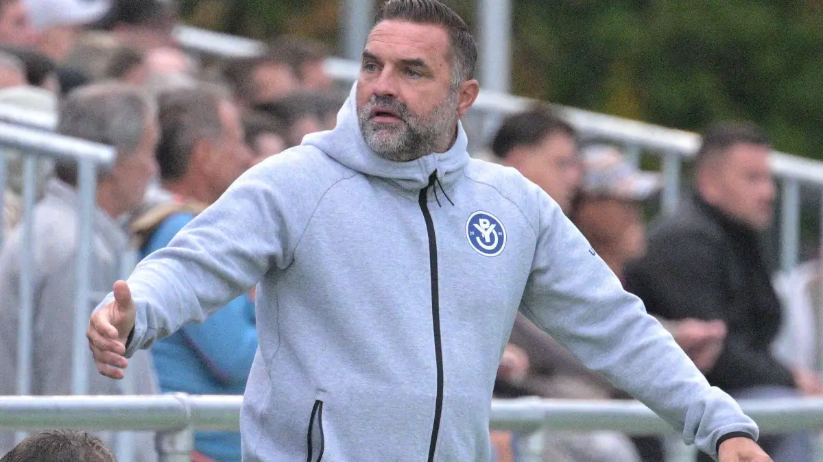 Fussball OL | Young Boys Reutlingen vs. FV Ravensburg: Fussball OL | Young Boys Reutlingen (weiss) vs. FV Ravensburg (blau) // 2026-08-21 // Foto: JoBaur // Cheftrainer #Volker Grimminger (YBR)