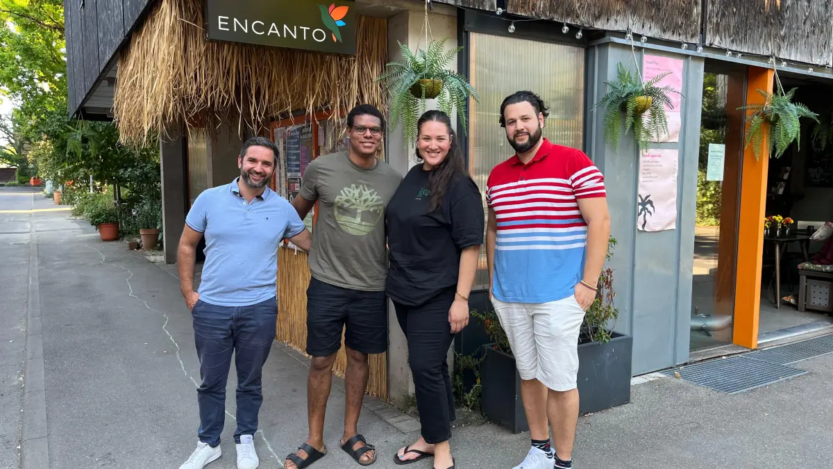 Von links: Alexandros Velikis, Amaury Melendez, Mirjam Rojas de Melendez und Lucas Rojas vor der "Encanto"-Bar im Französischen Viertel.