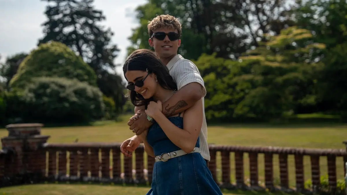 Mit „Our Fault: London“ wird die Liebesgeschichte von Noah (Asha Banks) und Nick (Matthew Broome) weiter fortgeführt.