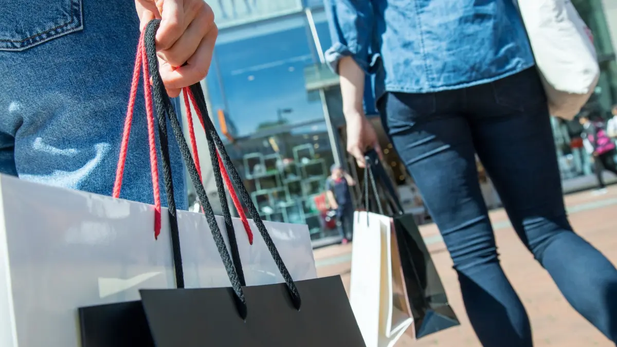 Zwei Frauen sind mit Shoppingtüten unterwegs