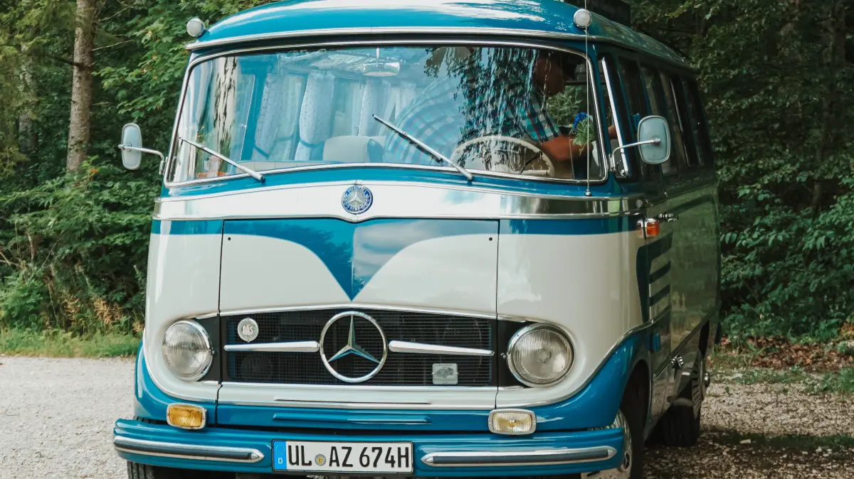 Fuchs Omnibus und Transportunternhemen in Allmendingen hat auch Oldtimer wie diesen Mercedes O3500D, Baujahr 1960, für Busreisen zur Verfügung.