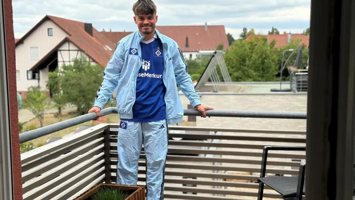 HSV-Fan Ole Schwörer auf seinem Balkon in Münsingen.