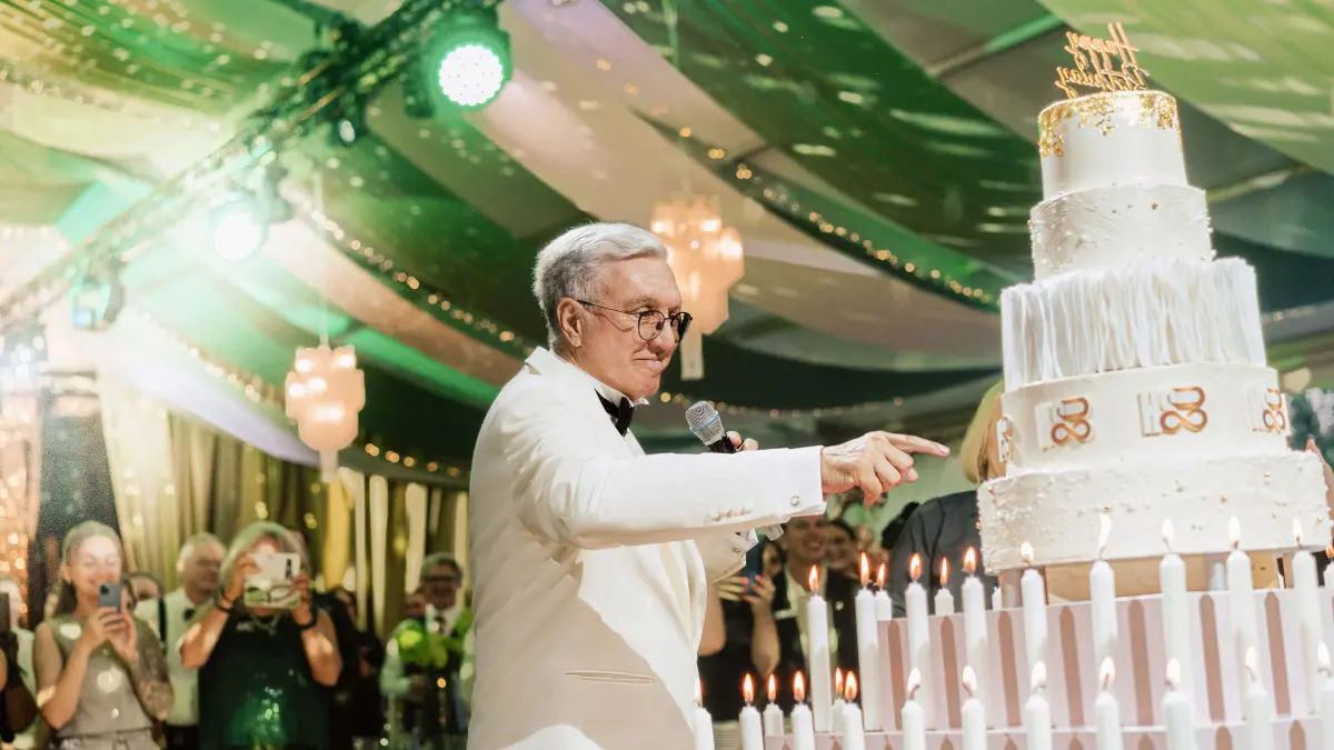 Helmut Schlotterer, Inhaber von Marc Cain in Bodelshausen, feierte seinen 80. Geburtstag ganz groß mit seinen Mitarbeitern.