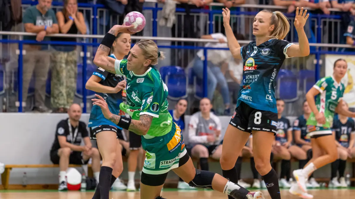 Luisa Schulze (Frisch Auf! Göppingen, #33) beim Wurf. Franziska Peter (ESV 1927 Regensburg, #08)
ESV 1927 Regensburg vs. Frisch Auf! Goeppingen, Handball, DHB-Pokal Damen, Saison 2026/2027, 1. Runde, 21.08.2026
Foto: Eibner/Ardan Fuessmann