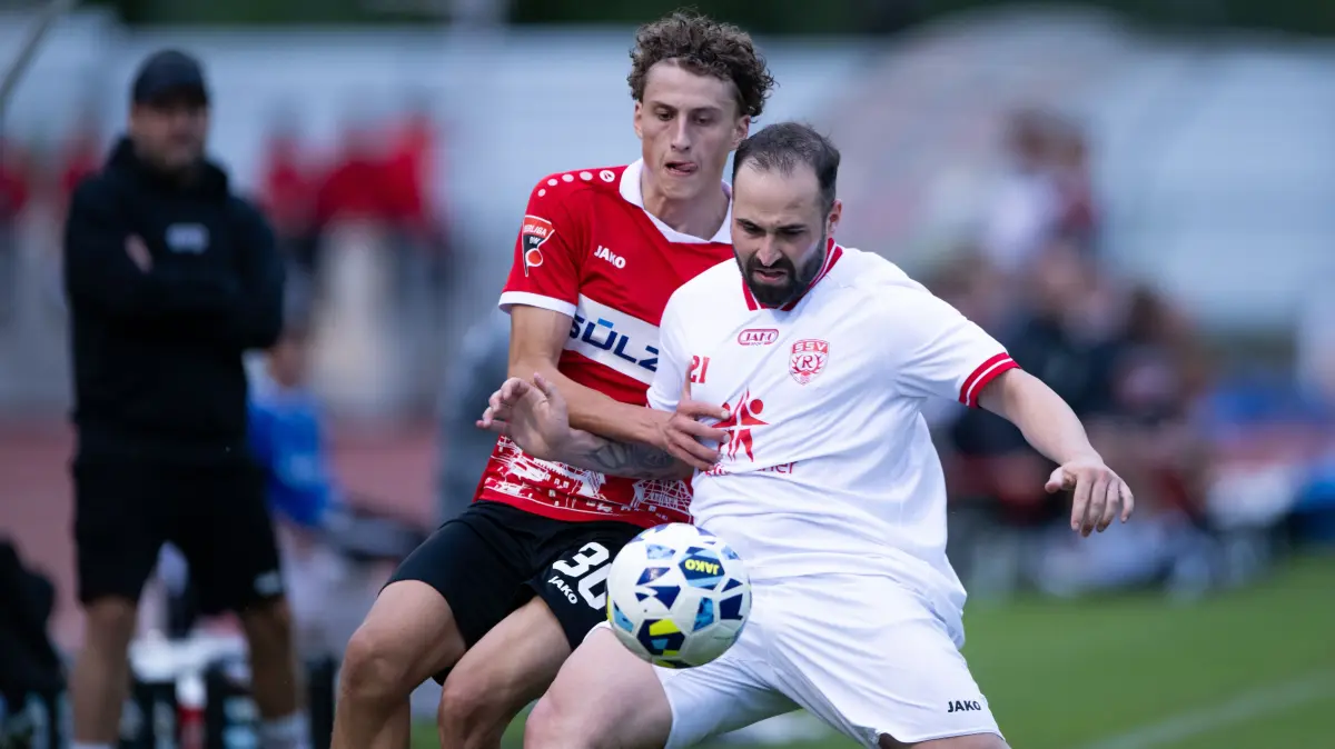 TSG Balingen vs. SSV Reutlingen, Fussball, Oberliga Baden Wuerttemberg, 3. Spieltag, Saison 2026/2027, 22.08.2026,: Henoch Grauer (TSG Balingen, #30), links, gegen Luca Plattenhardt, (SSV Reutlingen, #21),
TSG Balingen vs. SSV Reutlingen, Fussball, Oberliga Baden Wuerttemberg, 3. Spieltag, Saison 2026/2027, 22.08.2026,
Eibner-Pressefoto/Andreas Ulmer