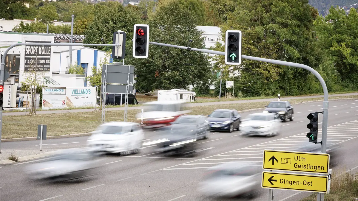 Ampelanlage am Ende der momentan vierspurig Ausgebauten B10 bei Gingen / Fils. Landrat Markus Möller will mit einer intelligenten Verkehrssteuerung den Stau in Kuchen und Geislingen verringern. Dazu wird zur Zeit der Verkehrsfluss und das Verkehrsaufkommen an den entsprechenden Ampeln erfasst.