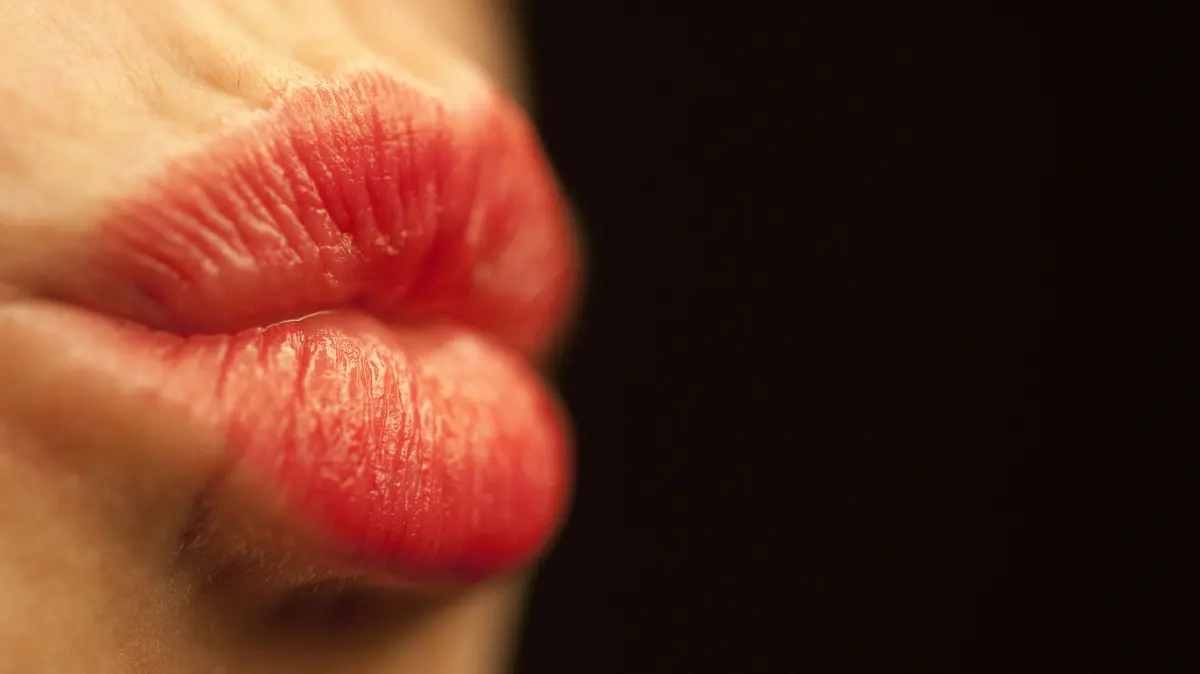 Eine junge Frau formt am Donnerstag (10.02.2011) in Köln einen Kussmund mit ihren Lippen. Er steht für Liebe und Freundschaft, aber auch für Verrat und Heuchelei: Der Kuss. Pünktlich zum Valentinstag gibt ein neues Buch einen Überblick über die vielleicht schönste Nebensache der Welt. Foto: Rolf Vennenbernd dpa/lnw (zu dpa-KORR: "Knuuuuuutsch: Alles über den Kuss" vom 11.02.2011) ++ +++ dpa-Bildfunk +++