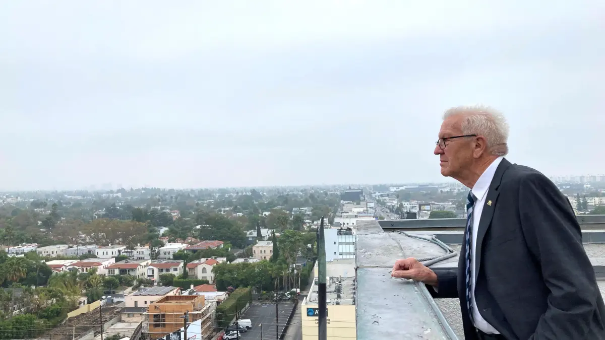 Der einstige Ministerpräsident Winfried Kretschmann (Grüne) beim Besuch im Oktober 2022 in den USA, hier auf der Dachterrasse eines Hotels in Beverly Hills in Los Angeles.