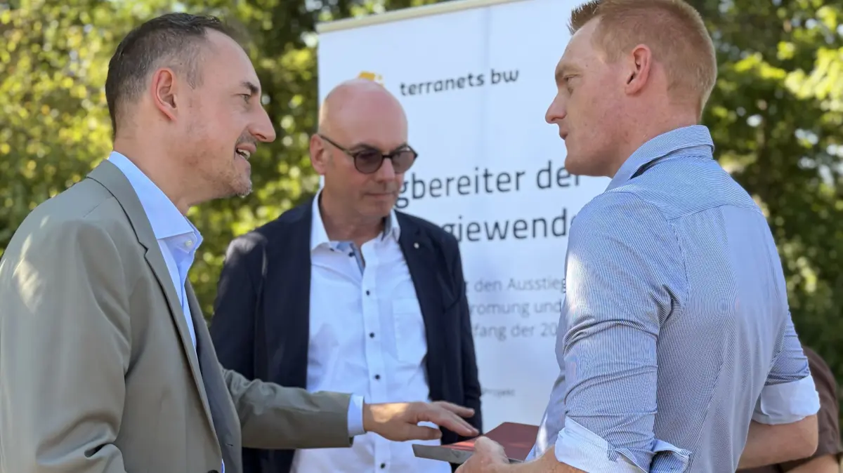 v.l.: Landrat Markus Möller, Wasserstoffbeauftragter Michael Frankenberger und Daniel Pietzka (Terranets-bw) in Ursnewang, wo das geplante Wasserstoff-Kernnetz durchführen soll