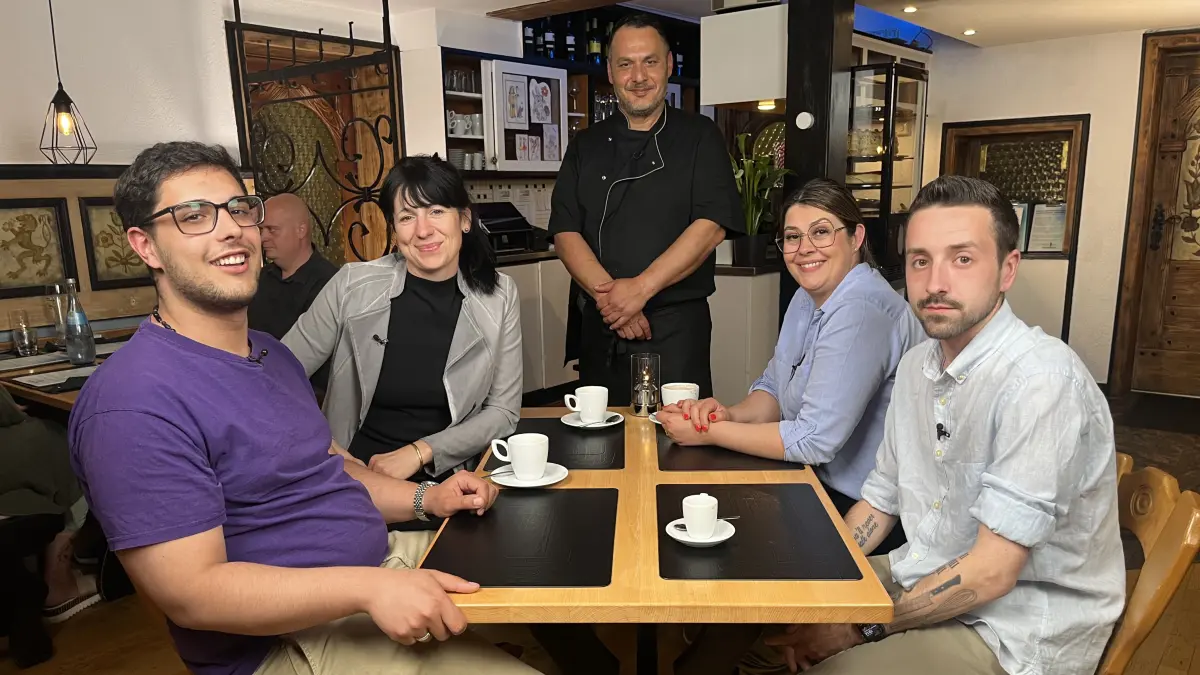 Mahir (M.) begrüßt seine Gäste im Restaurant Gasthaus Blautopf - Das Steakhaus.