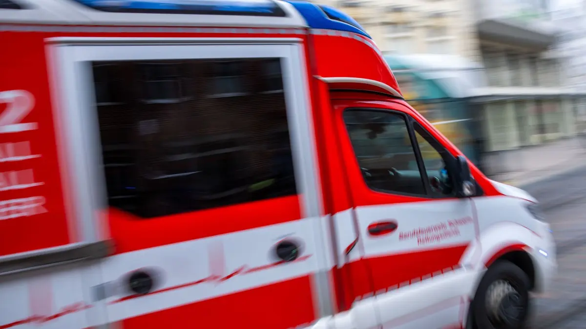 Notarzt im Blaulicht-Einsatz: ARCHIV - 21.07.2025, Mecklenburg-Vorpommern, Schwerin: Ein Rettungsfahrzeug ist mit Blaulicht auf einer Straße in der Innenstadt unterwegs. (Aufnahme mit langer Belichtungszeit) (zu dpa: «Auto rast durch Fußgängerzone - Verletzte») Foto: Jens Büttner/dpa +++ dpa-Bildfunk +++