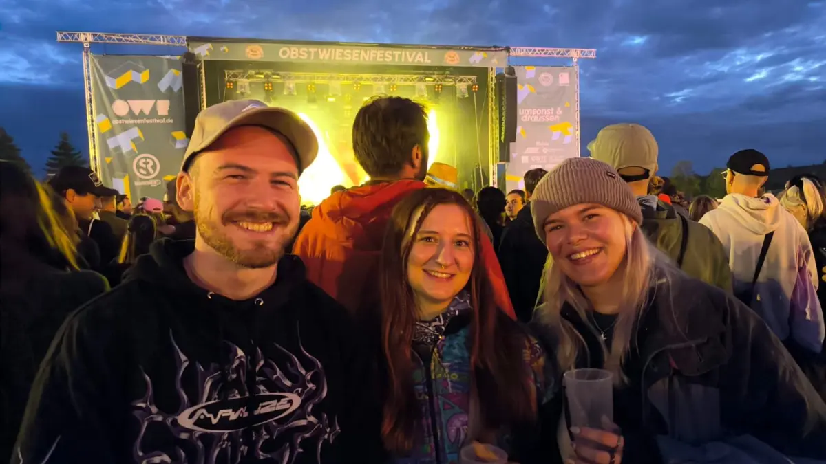 Hanna, Milena und Jonas studieren zusammen in Ulm. Sie zelten auf dem Campingplatz und trotzen dem Regen. Mit Pavillon kann nichts schiefgehen, sagen sie. Die drei freuen sich auf "ok.danke.tschüss" und Itchy.