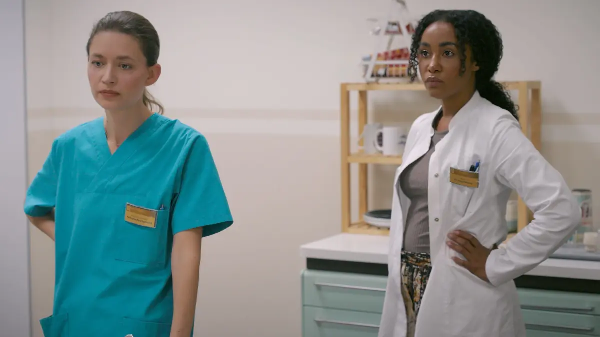 Imani (Féréba Koné, r.) und Nathalie (Amrei Haardt) fühlen sich von Vanessa (Julia Augustin) übergangen und verraten.