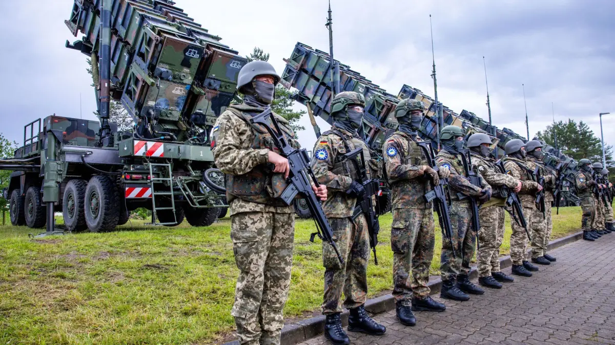 Ausbildung ukrainischer Soldaten: ARCHIV - 11.06.2024, Mecklenburg-Vorpommern, ---: Ukrainische und deutsche Soldaten stehen bei der Ausbildung am Flugabwehrraketensystem «Patriot» auf einem Truppenübungsplatz. (zu dpa: «Bundeswehr kennt Fälle desertierter ukrainischer Soldaten») Foto: Jens Büttner/dpa +++ dpa-Bildfunk +++
