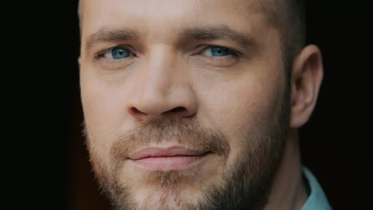 GZSZ-Serienliebling Erik Fritsche (Patrick Heinrich) erfährt, was sein Mitbewohner angestellt hat.