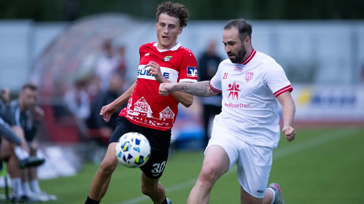 Henoch Grauer (links) und die TSG Balingen verloren auf dramatische Art und Weise mit 1:2 gegen den SSV Reutlingen.