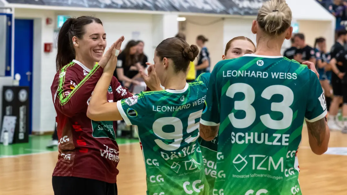 ESV 1927 Regensburg vs. Frisch Auf! Goeppingen, Handball, DHB-Pokal Damen, Saison 2026/2027, 1. Runde, 21.08.2026: Freude nach dem Sieg Natalia Krupa (Frisch Auf! Göppingen, #61), Lara Däuble (Frisch Auf! Göppingen, #95) Luisa Schulze (Frisch Auf! Göppingen, #33)
ESV 1927 Regensburg vs. Frisch Auf! Goeppingen, Handball, DHB-Pokal Damen, Saison 2026/2027, 1. Runde, 21.08.2026
Foto: Eibner/Ardan Fuessmann