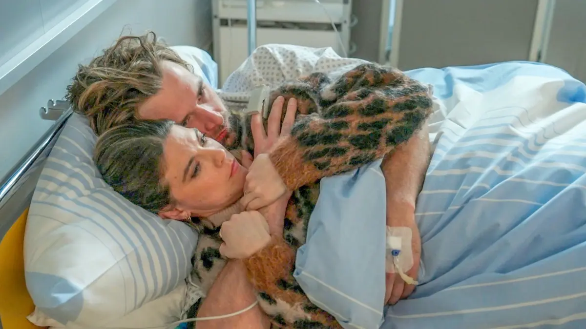Simon (Thore Lüthje) liegt mit Nierenversagen im Krankenhaus. Valerie (Maike Johanna Reuter) fällt es schwer, ihre Gefühle und Ängste zuzulassen.