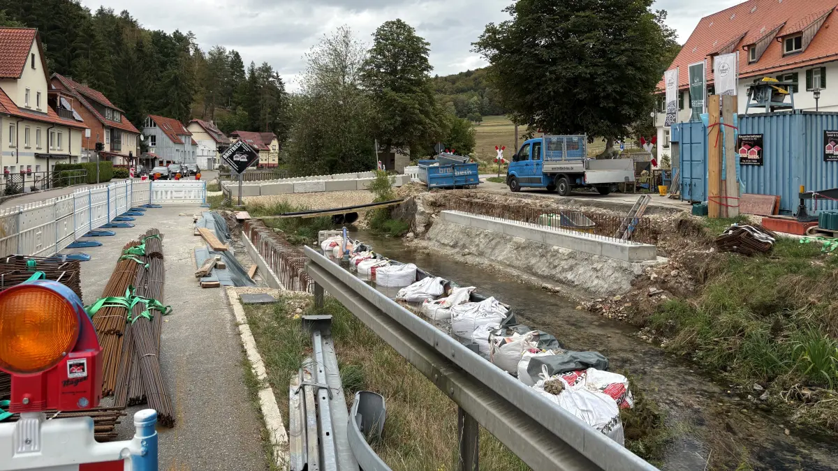 Fortschritt der Bauarbeiten an der Brücke über die Lauter in Offenhausen/Gomadingen