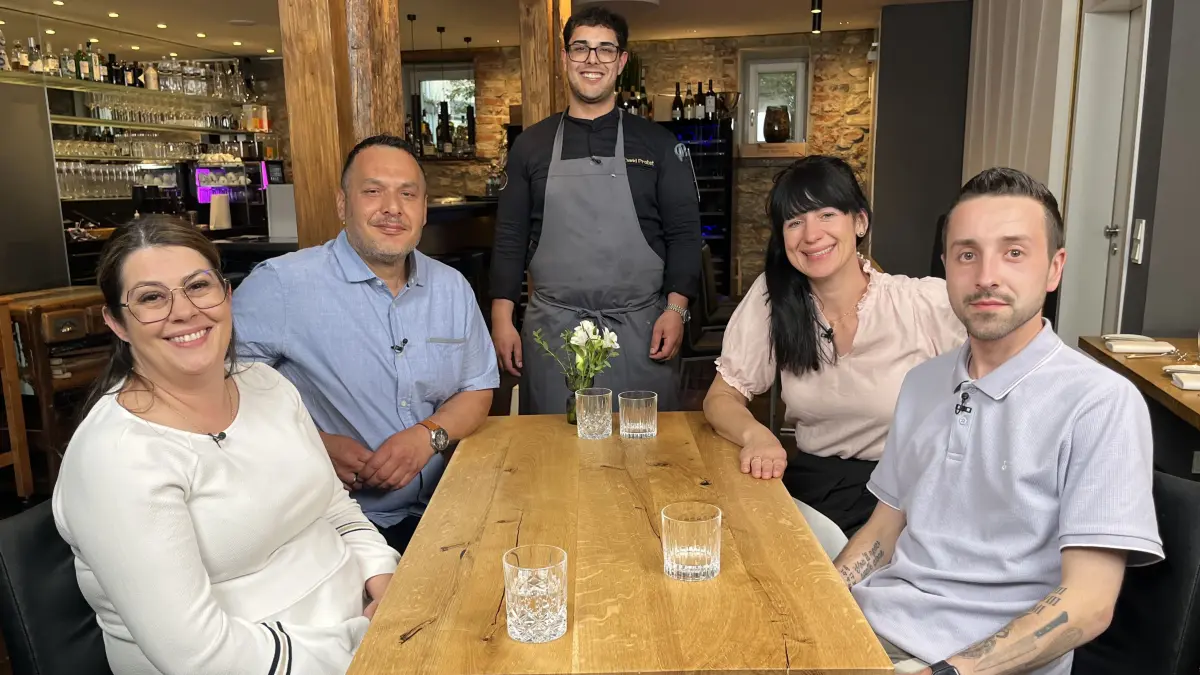 Am Montag begrüßt Gastgeber David (M.) seine Gäste im Restaurant AMI im Designhotel Löwen.