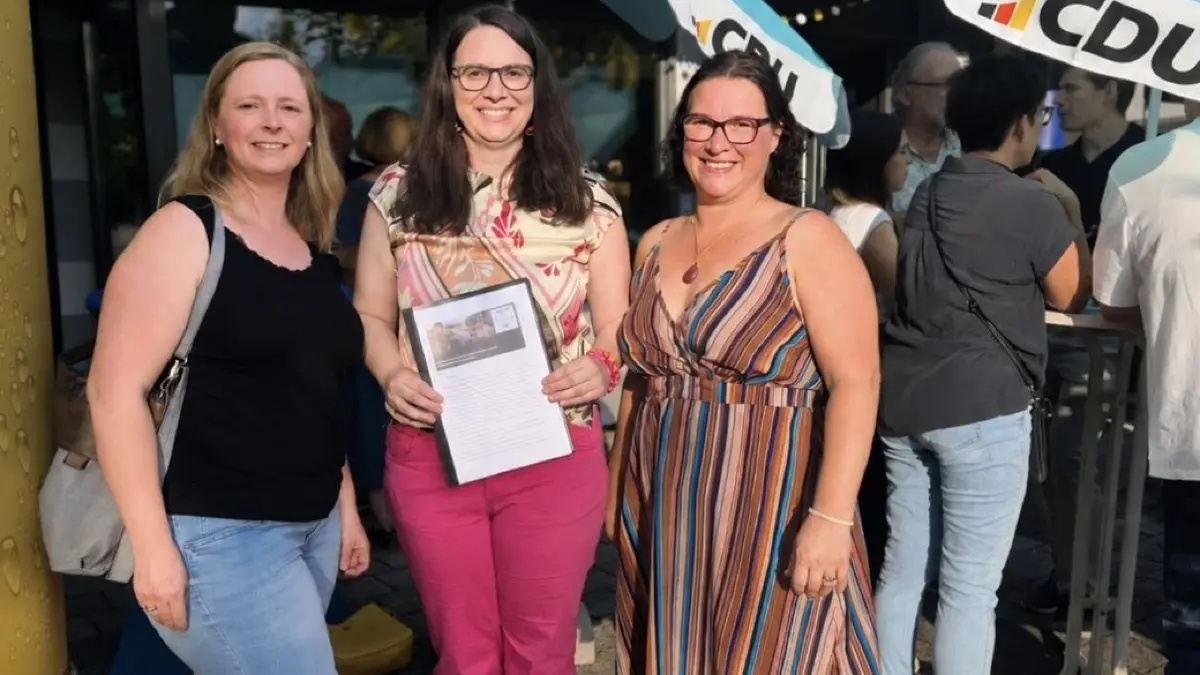 Lissy Jetter (links) und Katja Rumpelt (rechts) von der Elterninitiative Schülerbeförderung übergaben Katrin Schindele (Mitte) den Zwischenstand der Petition mit über 4300 Unterschriften.