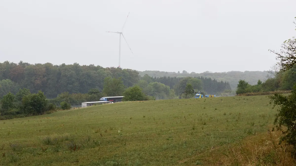 Grunderwerb von Grundstücken der Gemeinde Hohenstadt. Für den Aus- und Neubau der A 8. Hier das Flurstück-Nr. 468 in der Gemarkung Hohenstadt, Gewann Warenberg. Im Hintergrund ist die A8 bzw. sind Fahrzeuge auf der A8 zu erkennen.