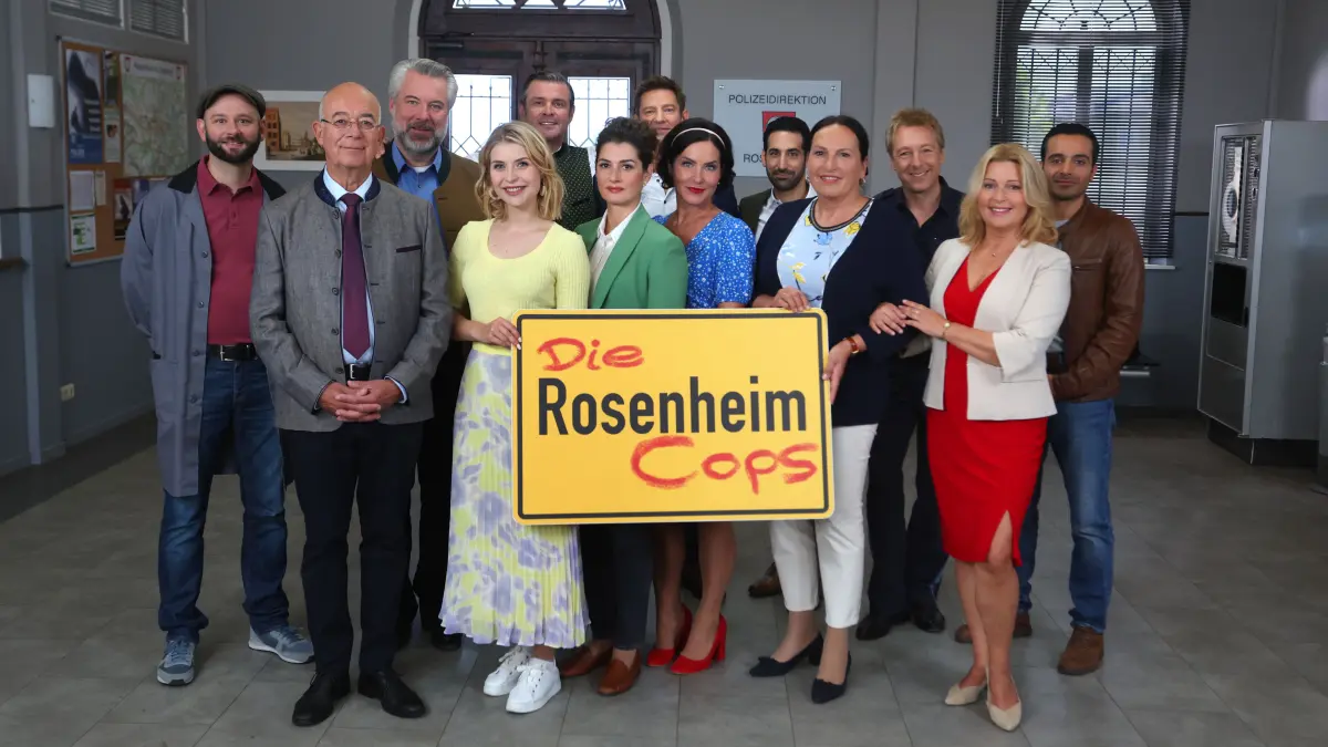 Das Schauspieler-Team der Fernsehserie «Rosenheim-Cops» steht bei einem Fototermin zur Fernsehserie auf dem Bavaria-Film-Gelände zusammen.