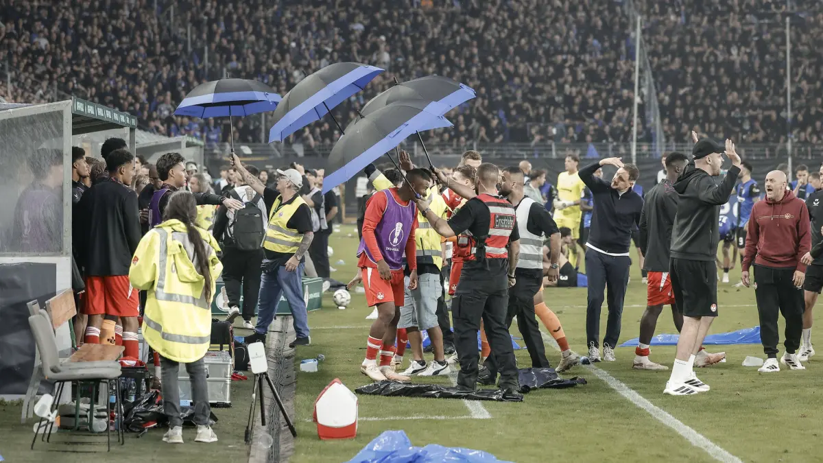 Fussball DFB Pokal 1.Runde, SV Waldhof Mannheim - 1.FC Kaiserslautern: 21.08.2026, xhettx, Fussball DFB Pokal 1.Runde, SV Waldhof Mannheim - 1.FC Kaiserslautern v.l. Die Bank des FCK wird beworfen DFL/DFB REGULATIONS PROHIBIT ANY USE OF PHOTOGRAPHS as IMAGE SEQUENCES and/or QUASI-VIDEO *** August 21, 2026, xhettx, Soccer DFB Cup First Round, SV Waldhof Mannheim 1FC Kaiserslautern v l Objects are thrown at the FCK bench. DFL and DFB regulations prohibit any use of photographs as image sequences and/or quasi-video.