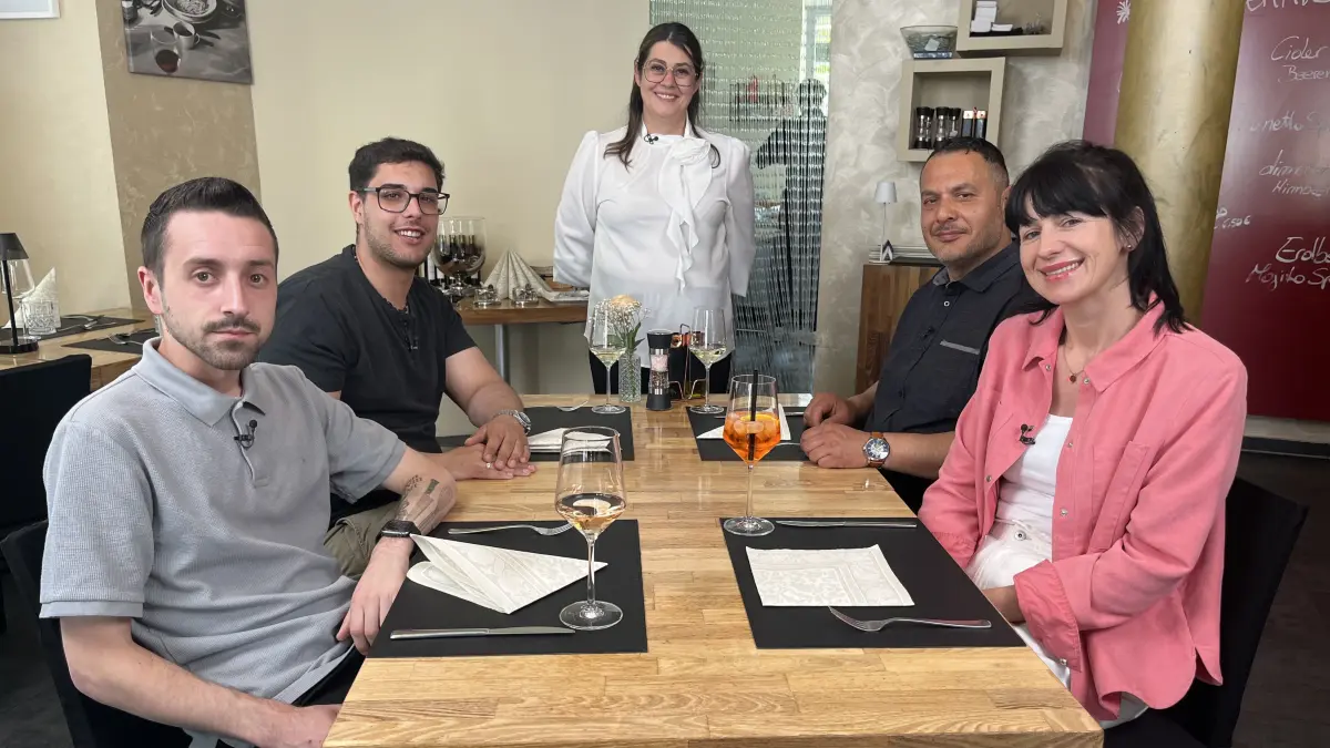 Manuela (M.) begrüßt am Donnerstag ihre Gäste im Ristorante Il Sapore.