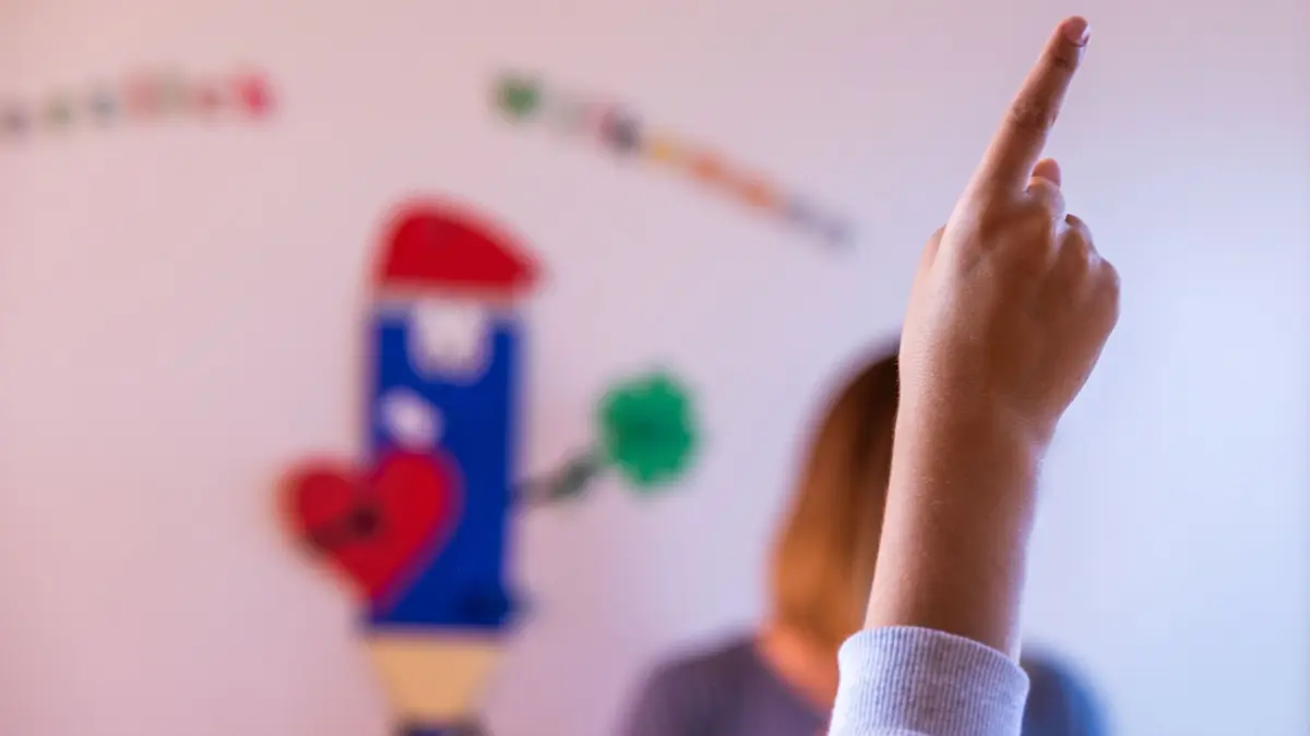 Unterricht in Mecklenburg-Vorpommern: ARCHIV - 03.08.2020, Mecklenburg-Vorpommern, Schwerin: Ein Schüler der Klasse 3c meldet sich im Klassenraum in der Grundschule Lankow.
Ein Professor findet, Kinder haben schon in der Grundschule Fragen zu Politik. Das sollte auch im Unterricht drankommen. (zu dpa: «Schulstart in MV: Was auf Schüler und Eltern zukommt») Foto: Jens Büttner/dpa-Zentralbild/dpa +++ dpa-Bildfunk +++