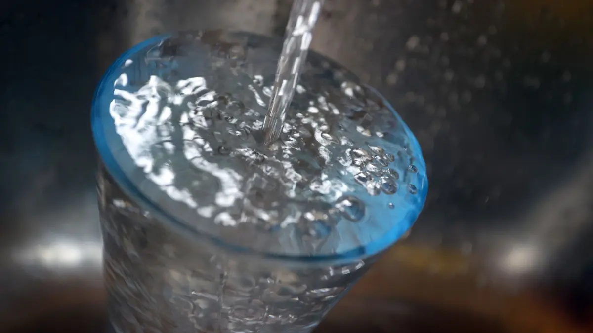 Trinkwasser: ARCHIV - 30.06.2021, Bayern, Kaufbeuren: Leitungswasser fließt in ein Glas, das in einem Spülbecken steht. (zu dpa: «Bakterien im Trinkwasser - Diese Regeln gelten für Haushalte») Foto: Karl-Josef Hildenbrand/dpa +++ dpa-Bildfunk +++
