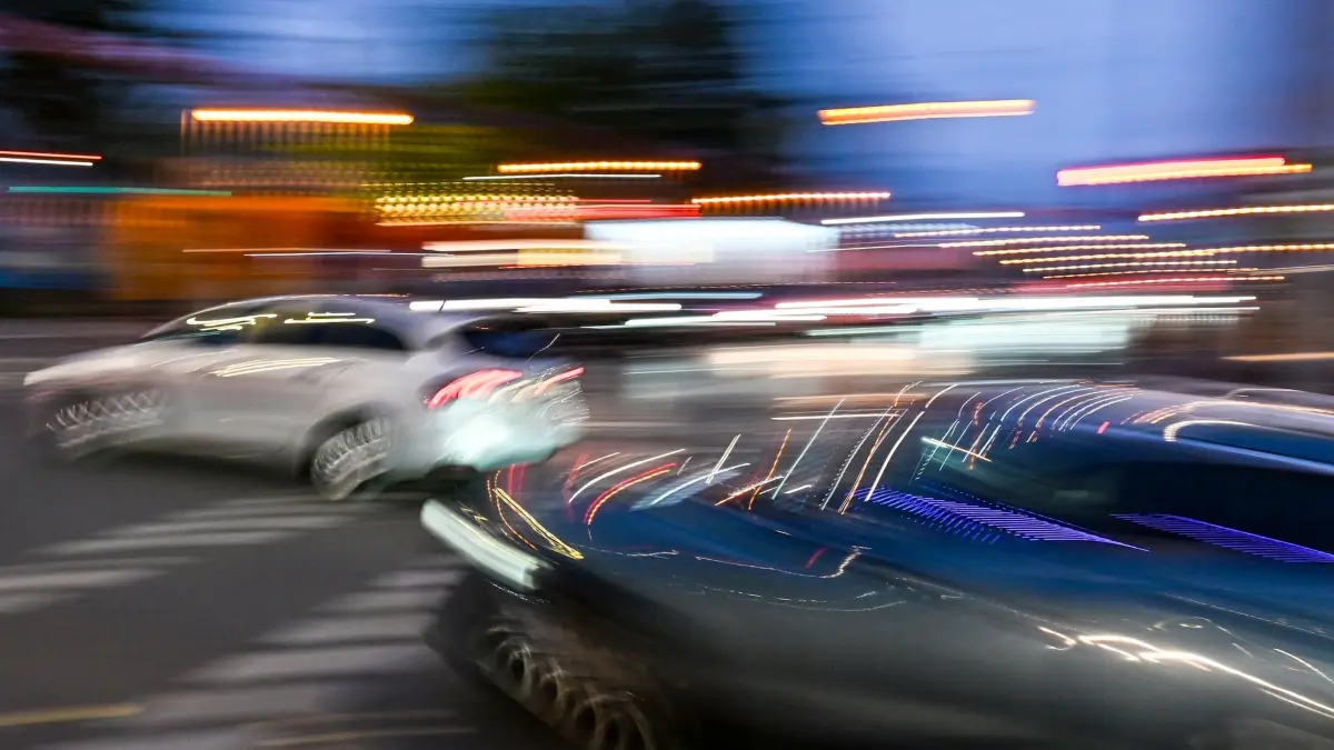 Autos fahren auf einer Kreuzung
