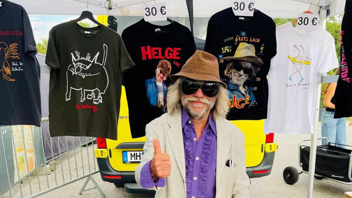 Ein Foto mit dem echten Helge Schneider blieb Walter Meiser am Ende des Konzertes in Ellwangen nicht vergönnt. Was bleibt, ist dieses Erinnerungsfoto vom Merchandise-Stand.