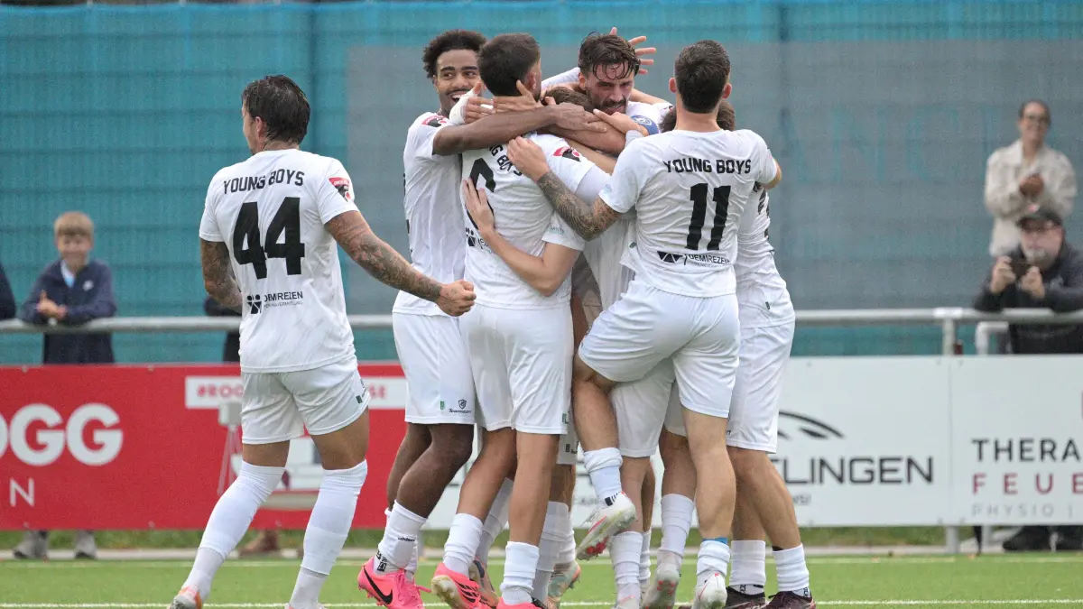 Fussball OL | Young Boys Reutlingen vs. FV Ravensburg: Fussball OL | Young Boys Reutlingen (weiss) vs. FV Ravensburg (blau) // 2026-08-21 // Foto: JoBaur // Tor,Torjubel zum 1:0 der Young Boys Reutlingen durch das Tor von #34 Jonas Meiser (YBR)