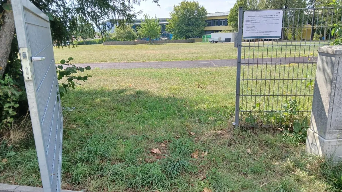 Das Tor zur Eutinger Schulwiese, die nun auch in den Sommerferien den Kindern zur Verfügung steht.