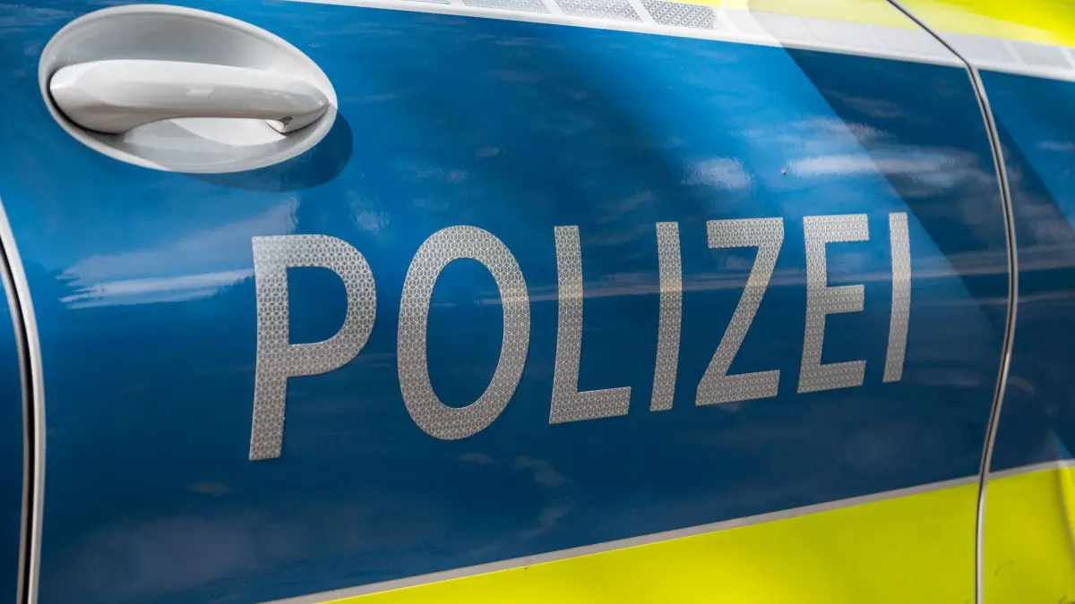 Polizei - Symbolbild: ARCHIV - 15.09.2023, Bayern, Bamberg: Auf einem Einsatzwagen ist der Schriftzug «Polizei» zu lesen. (zu dpa: «Anhänger umgekippt: 20 Tonnen Mais ergießen sich über Radweg») Foto: Daniel Vogl/dpa +++ dpa-Bildfunk +++