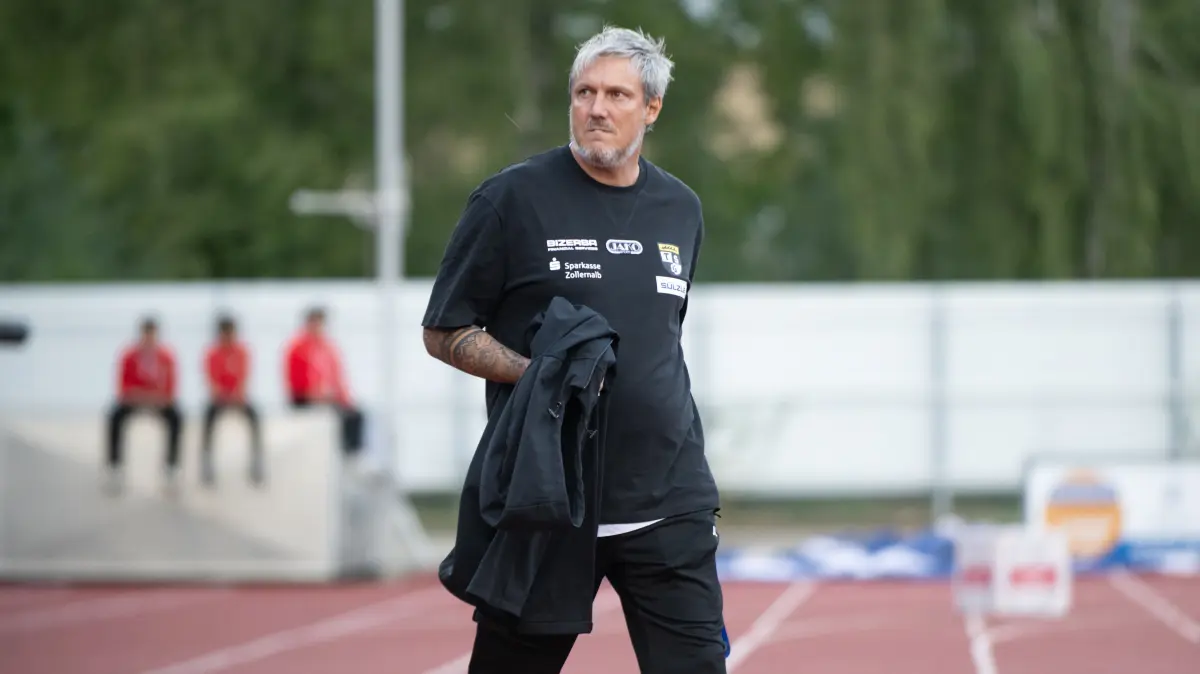 TSG Balingen vs. SSV Reutlingen, Fussball, Oberliga Baden Wuerttemberg, 3. Spieltag, Saison 2026/2027, 22.08.2026,: Michael Schilling, (TSG Balingen, Trainer), vor dem Anpfiff,
TSG Balingen vs. SSV Reutlingen, Fussball, Oberliga Baden Wuerttemberg, 3. Spieltag, Saison 2026/2027, 22.08.2026,
Eibner-Pressefoto/Andreas Ulmer