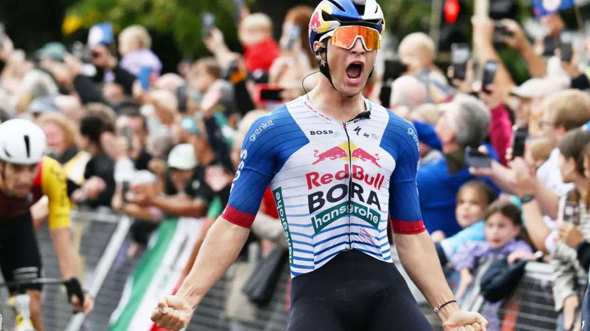 Radsport: Deutschland Tour: 21.08.2026, Rheinland-Pfalz, Offenbach an der Queich: Radsport: Deutschland Tour, Schwäbisch Hall - Offenbach an der Queich (196,80 km), 2. Etappe. Der Italiener Alessio Magagnotti vom Team Red Bull- Bora Hansgrohe bejubelt seinen Sieg. Foto: Uli Deck/dpa +++ dpa-Bildfunk +++