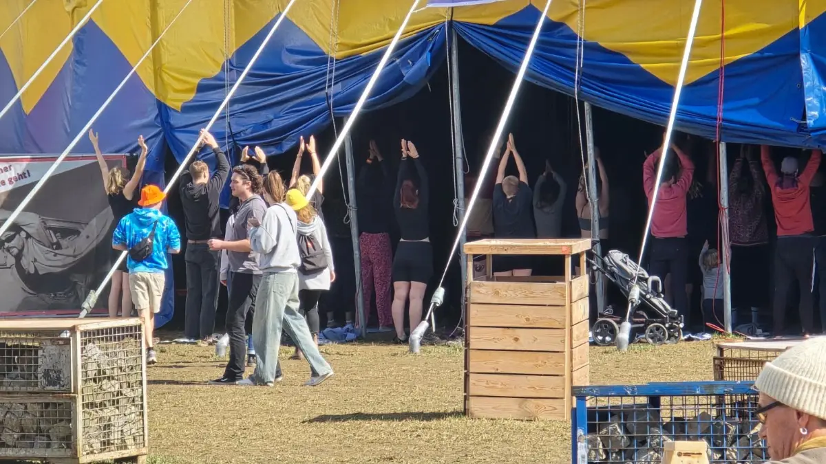 Yoga im Festzelt.