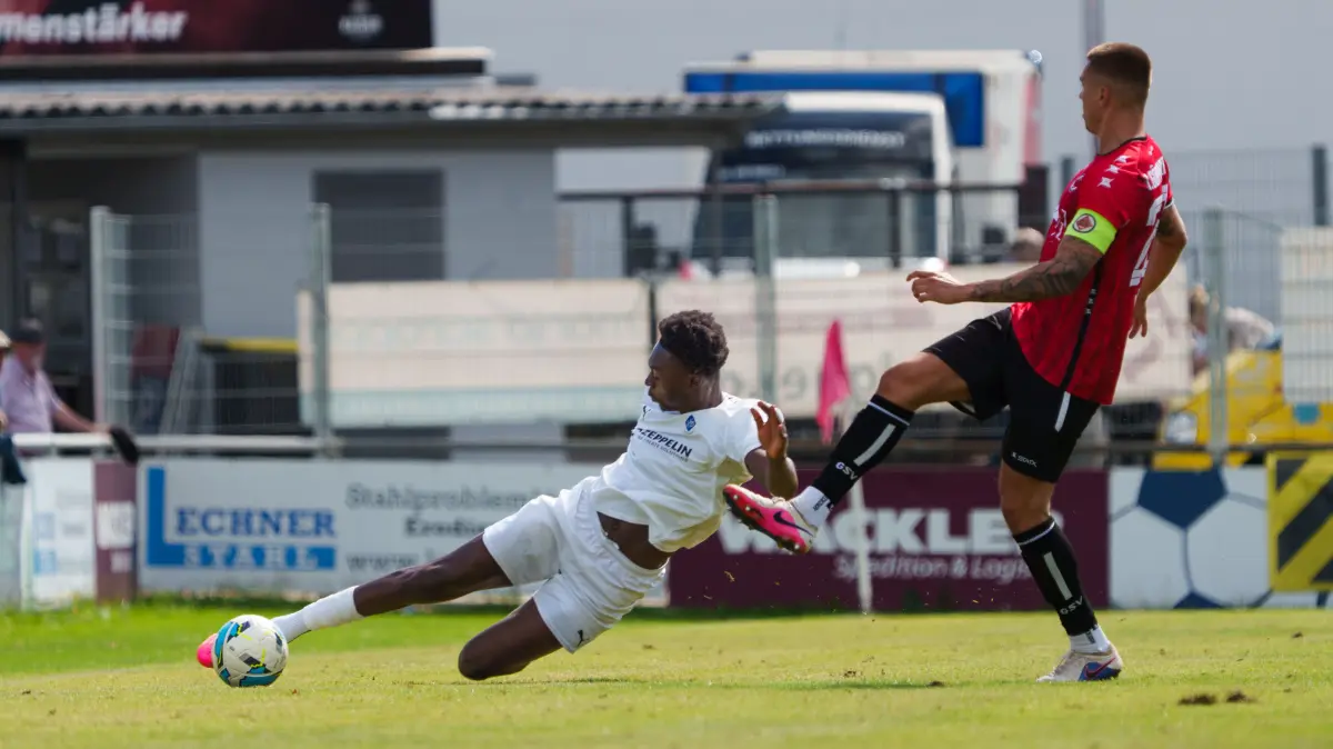 1. Goeppinger Sportverein vs. VfB Friedrichshafen, Fußball, Verbandsliga Baden-Wuerttemberg, 2. Spieltag, Saison 2026 / 2027, 22.08.2026: Narciss Julien Essowe (VfB Friedrichshafen, #03) und Filip Milisic (1. Goeppinger Sportverein, #28),
1. Goeppinger Sportverein vs. VfB Friedrichshafen, Fußball, Verbandsliga Baden-Wuerttemberg, 2. Spieltag, Saison 2026 / 2027, 22.08.2026,
Foto: Eibner-Pressefoto/Max Vogel