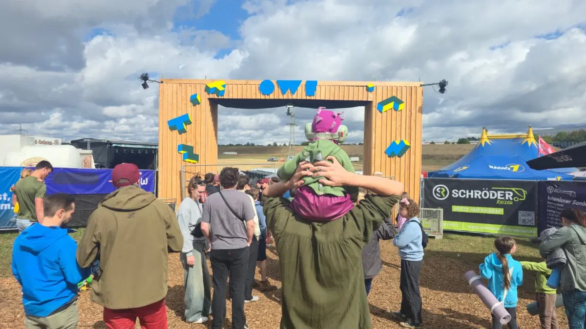 Los geht's am letzten Tag des Obstwiesenfestivals umsonst und draußen bei Dornstadt. Die Laune ist schon morgens bestens, es gibt sauren Käs, Blasmusik und Weißwurstfrühstück im Biergarten.