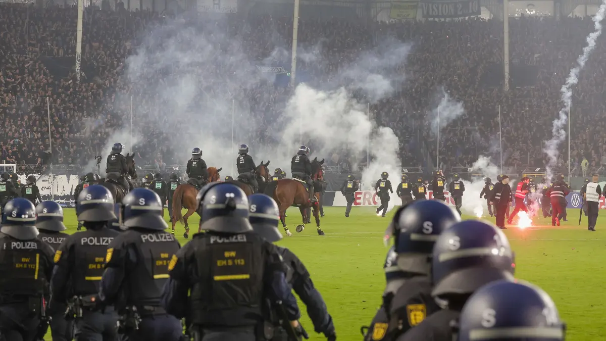 DFB-Pokal: SV Waldhof Mannheim 07 - 1. FC Kaiserslautern: Im Bild: Ausschreitungen der Fanlager, die Polizei muss eingreifen und das Feld stuermen.
21.08.2026, SV Waldhof Mannheim 07 - 1. FC Kaiserslautern, DFB-Pokal, 1. Runde, Deutschland, Mannheim, Carl-Benz-Stadion,
DFL REGULATIONS PROHIBIT ANY USE OF PHOTOGRAPHS AS IMAGE SEQUENCES AND/OR QUASI-VIDEO.